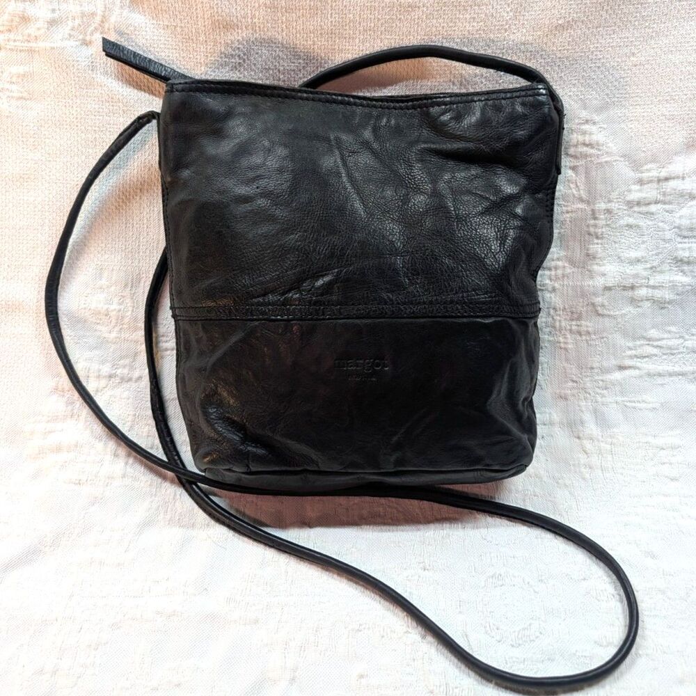 *Beautiful* Margot black leather crossbody bucketbag